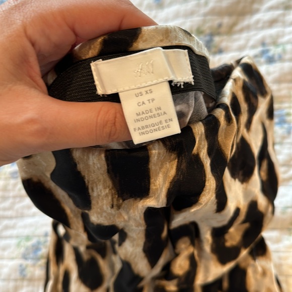 H&M cheetah print skirt - Picture 2 of 2